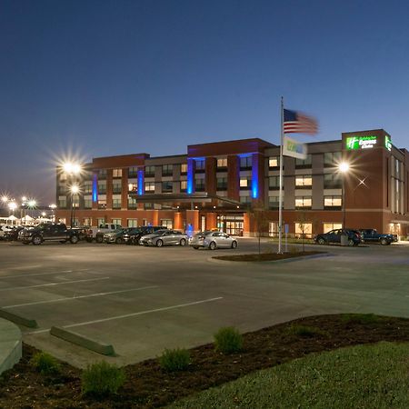 Holiday Inn Express & Suites - Dodge City By Ihg Exterior photo