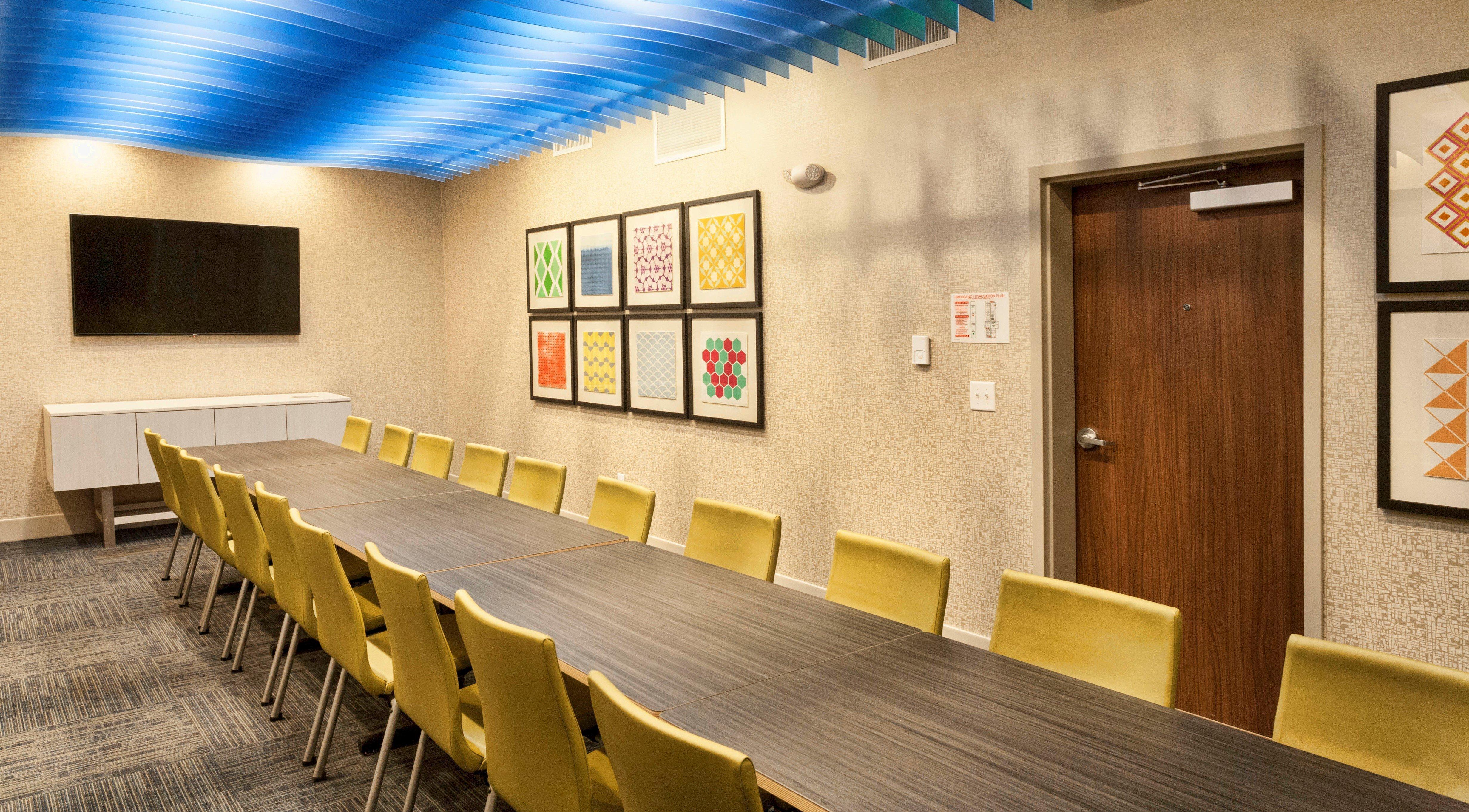 Holiday Inn Express & Suites - Dodge City By Ihg Exterior photo