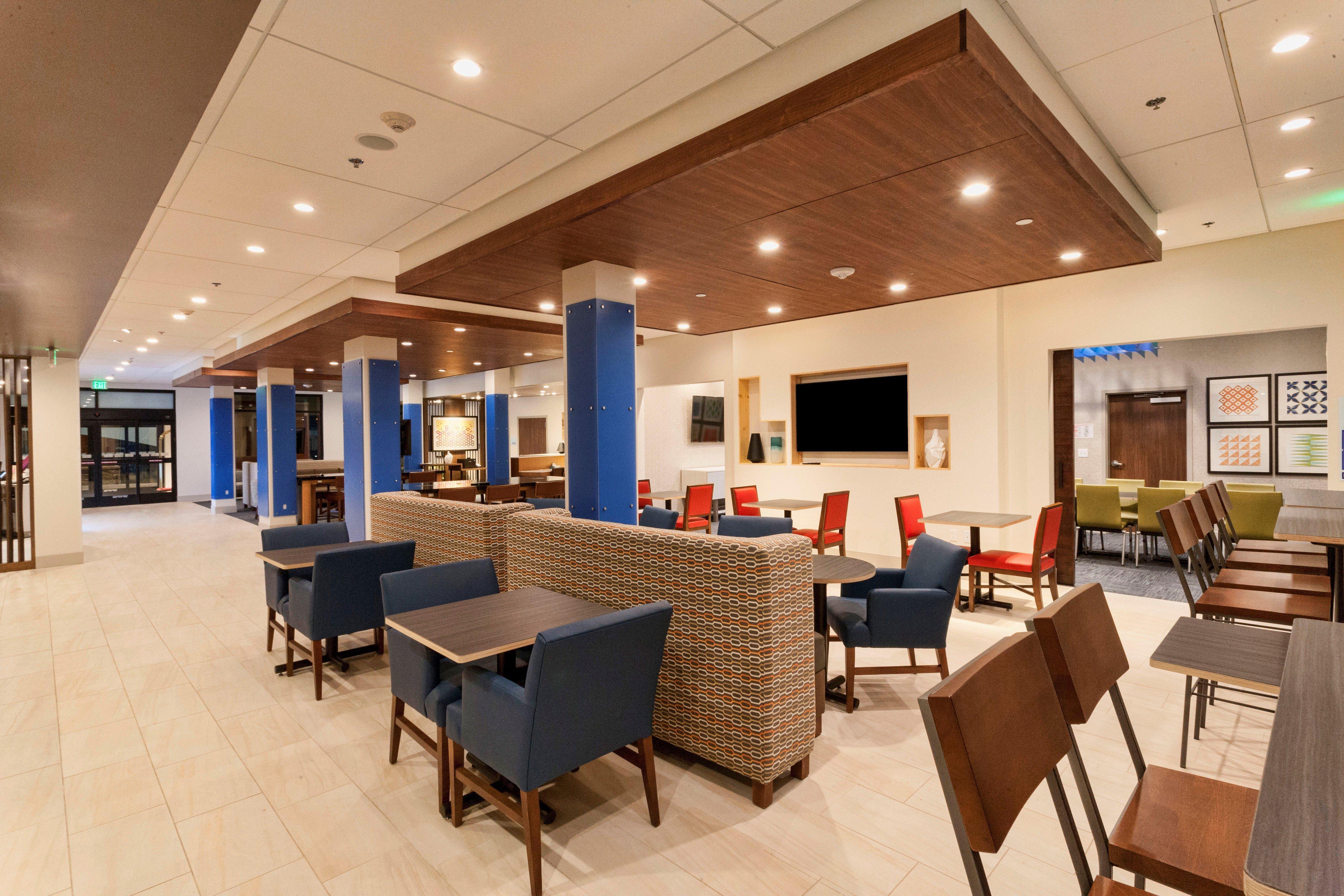 Holiday Inn Express & Suites - Dodge City By Ihg Exterior photo