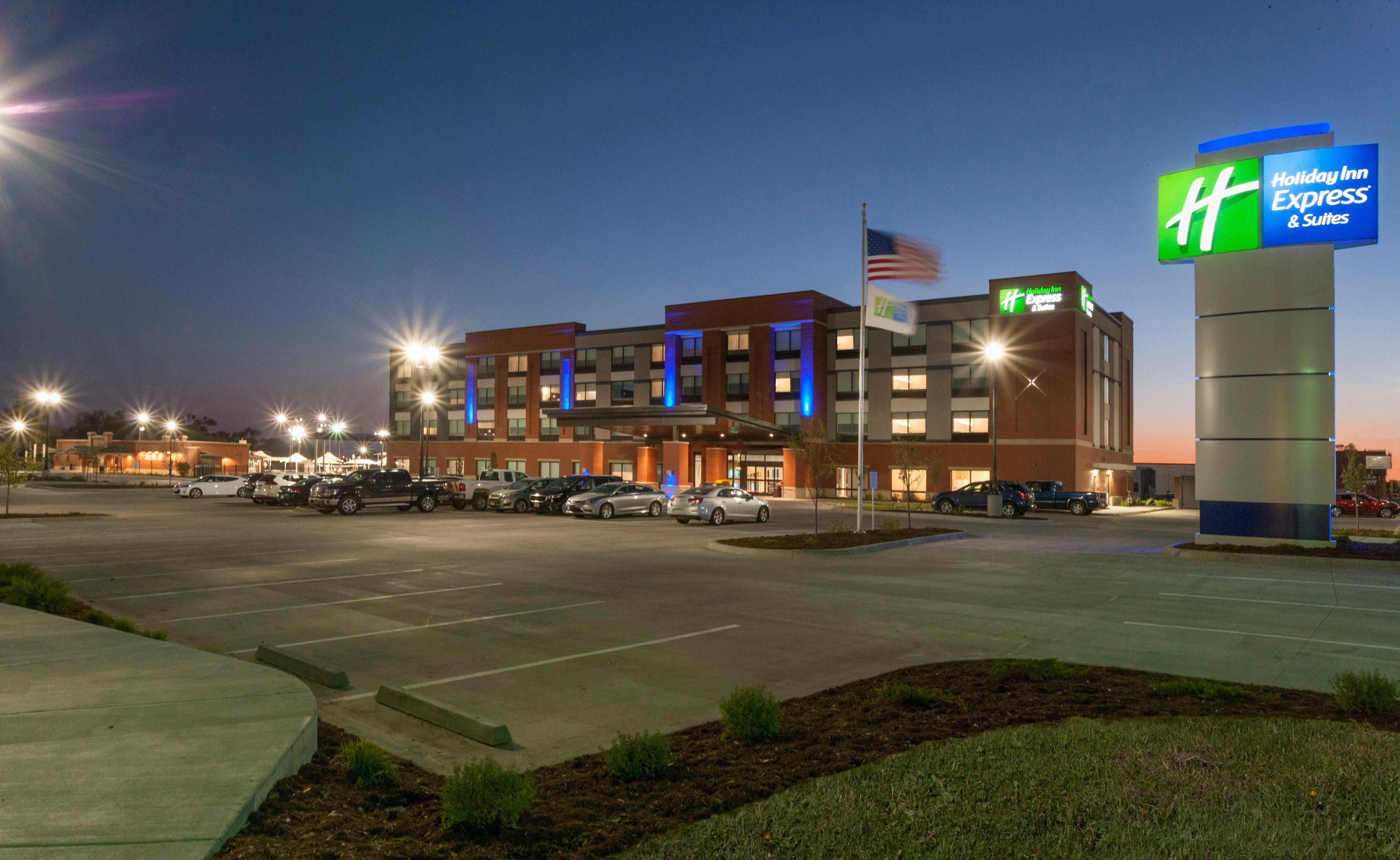 Holiday Inn Express & Suites - Dodge City By Ihg Exterior photo