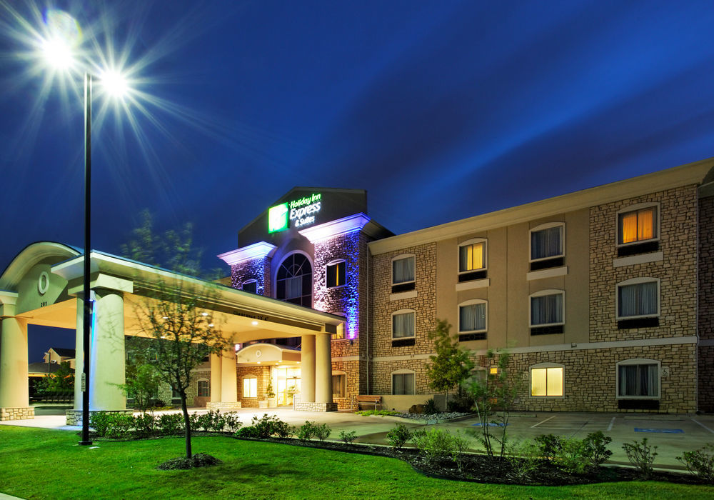 Holiday Inn Express & Suites - Dodge City By Ihg Exterior photo