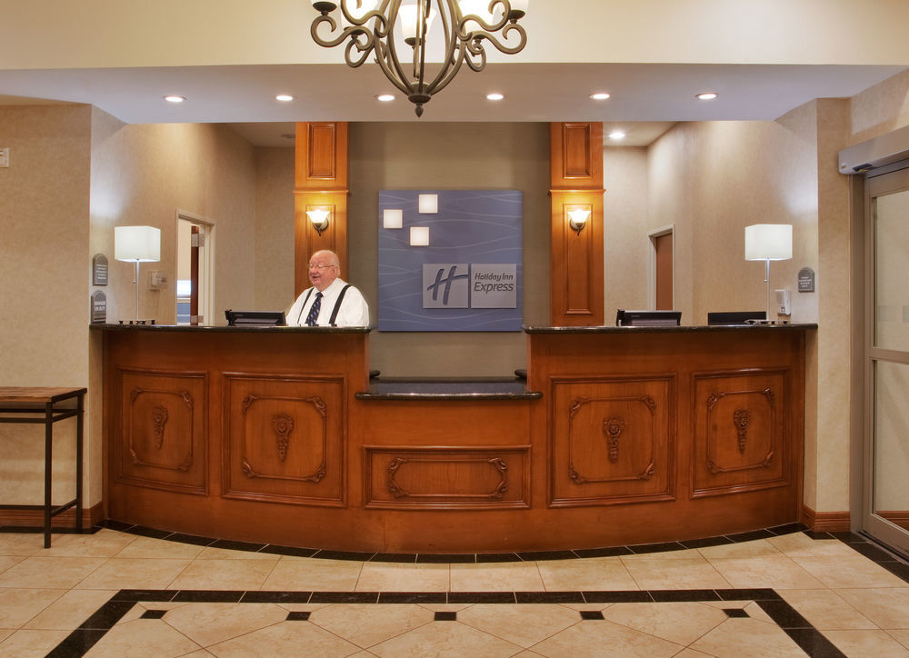 Holiday Inn Express & Suites - Dodge City By Ihg Exterior photo