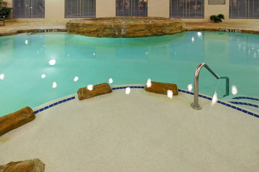 Holiday Inn Express & Suites - Dodge City By Ihg Exterior photo