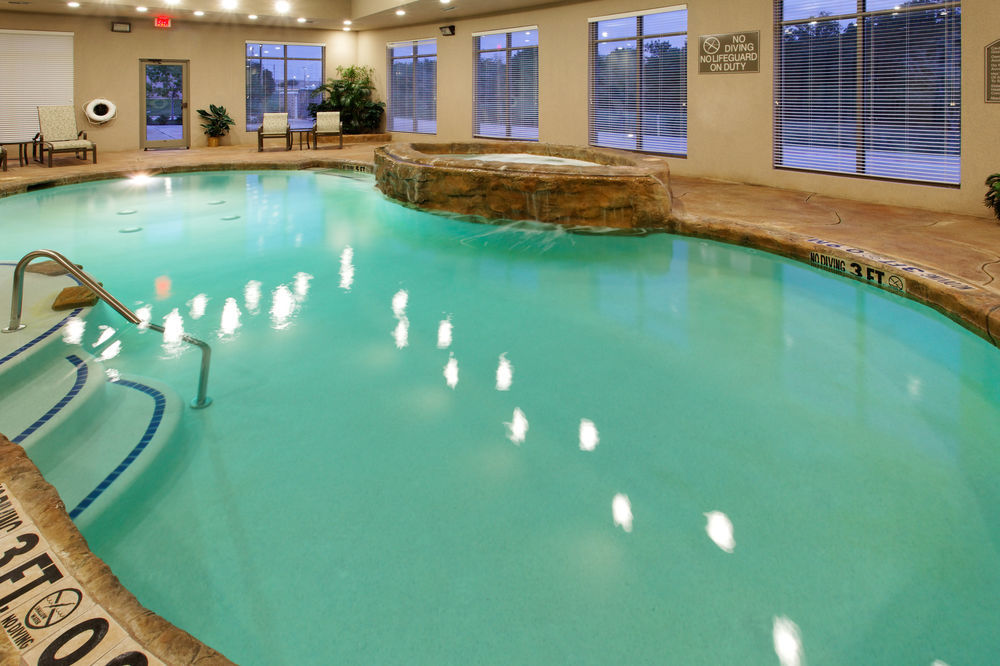 Holiday Inn Express & Suites - Dodge City By Ihg Exterior photo