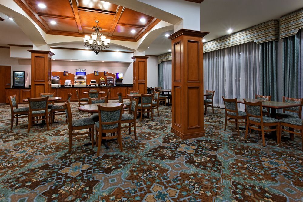 Holiday Inn Express & Suites - Dodge City By Ihg Exterior photo