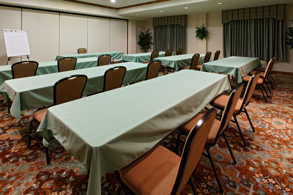 Holiday Inn Express & Suites - Dodge City By Ihg Exterior photo
