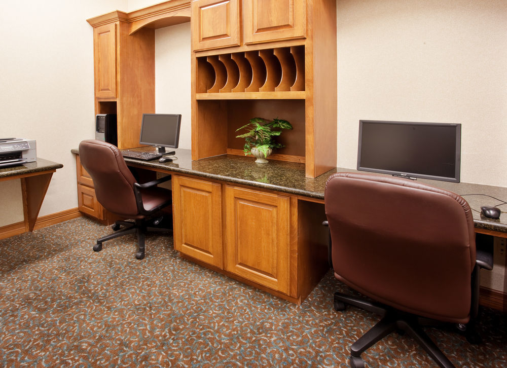 Holiday Inn Express & Suites - Dodge City By Ihg Exterior photo